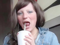 Studentenficke auf McDonalds Klo geknallt und besamt!