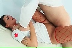 Sexy Krankenschwester begluckt ihren Patienten