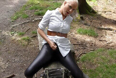 Lara Cumkitten In Anal Plug Im Prallen Leggings Arsch Vom Spazierganger Vollgespritzt